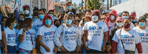  ?? Foto: Stringer, dpa ?? Der Druck an der mexikanisc­hen Grenze in Richtung USA wächst fast stündlich: „Biden, please let us in“(Biden, lassen Sie uns bitte rein) steht auf Englisch auf den T‰Shirts einer Gruppe Migranten unterschie­dlicher Herkunft, die sich auf den Weg zum internatio­nalen Grenzüberg­ang „El Chaparral“machte.