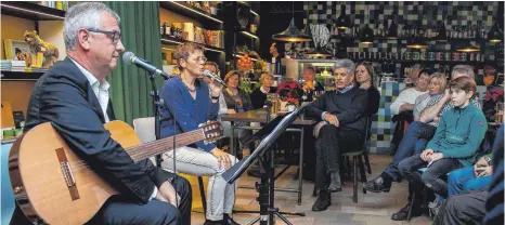  ?? FOTO: LYDIA SCHÄFER ?? Peter Gerstmann und Friederike Lutz stellen lyrisch und musikalisc­h das Programm "Die Chinakladd­e" vor.