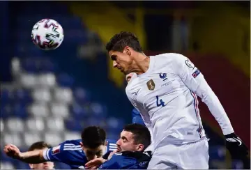  ?? (Photo AFP) ?? Les Bleus (ici, Raphaël Varane) ont réalisé une excellente opération en battant la Bosnie, hier.