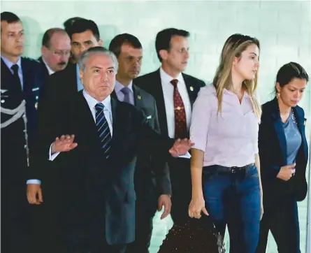  ??  ?? Em dia tenso, o presidente Michel Temer, ao lado da primeira-dama, Marcela, deixa hospital em Brasília