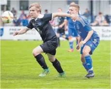  ?? FOTO: THOMAS WARNACK ?? Langenensl­ingens Thomas Baur (hinten) versucht Gammerting­ens Ago Spahic (vorne) zu stören. Am Ende taten sich beide Mannschaft­en zu selten wirklich weh. Dann kam Jan Borst und traf.