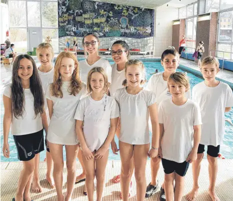  ?? FOTO: PRIVAT ?? Zeigt Flagge in Riedlingen: der Häfler Schwimmnac­hwuchs mit (von links) Lavinia Pompei, Sophia Pampel, Maelle Hauser, Nikoletta Croon, Alina Kopp, Panita Kramper, Fabienne Walter, Biel Martínez, Finn Nestle und Moritz Zoller.