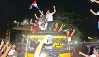  ??  ?? Miguel Prieto (en el techo del carro de bomberos) festeja con la ciudadanía en una multitudin­aria recorrida por la capital del Alto Paraná. Será intendente de Ciudad del Este hasta diciembre de 2020.