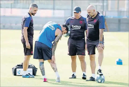  ?? FCB ?? Messi señala la zona lesionada durante el entrenamie­nto matinal de ayer