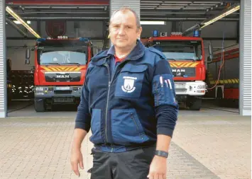  ?? Foto: Peter Stöbich ?? Kommandant Andreas Regau ist stolz auf die Einsatzkra­ft und Ausrüstung der Meringer Feuerwehr.