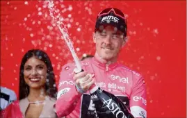  ?? (Photo AFP) ?? Pour une petite seconde d’avance, c’est Rohan Dennis qui voit désormais la vie en rose sur la route du Giro.
