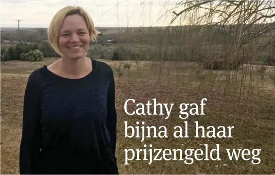  ?? FOTO RR ?? Cathy is gelukkig op het Griekse platteland. Ze gebruikte een flink deel van haar prijzengel­d om de vluchtelin­gen te helpen.