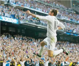  ??  ?? Gareth Bale salta luego de producir un gol para Real Madrid.