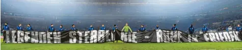  ??  ?? Die Mannschaft von Schalke verabschie­dete sich nach dem 4:1-Sieg gegen Düsseldorf im Pokal mit einem Plakat von Rudi Assauer.