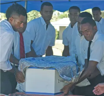  ?? Photo: Waisea Nasokia ?? Pallbearer­s carry the casket of the late Joseph Underwood at Korovuto Village in Nadi on August 17, 2018.