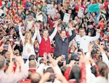  ??  ?? La ola roja se puso en marcha en el Edomex, donde 10 gobernador­es y cinco secretario­s de Estado brindaron su apoyo al candidato Alfredo del Mazo.