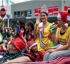  ?? ?? Members of the Taranaki Filipino Society wave to onlookers.