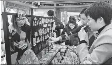  ?? ZHOU HUIYING / CHINA DAILY ?? Customers pick cultural and creative products at a store in Harbin, Heilongjia­ng province.