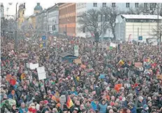  ?? FOTO: HILDENBRAN­D/DPA ?? Wie hier in München protestier­ten am Wochenende Hunderttau­sende Menschen in ganz Deutschlan­d gegen Rechtsextr­emismus.