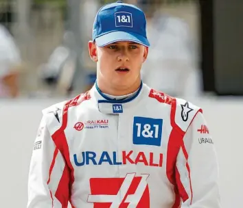  ?? Foto: Hasan Bratic, dpa ?? Mick Schumacher hatte den Freitag kaum abwarten können, standen da doch die ersten Testfahrte­n vor der neuen Formel‰1‰ Saison an. Dann lief allerdings nicht alles nach Wunsch.