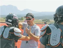  ?? JAMES BARRON/NEW MEXICAN FILE PHOTO ?? Escalante head coach Dusty Giles works with a lineman on proper technique in 2017. Giles is taking over at Jal, a school in the far southeaste­rn part of New Mexico.