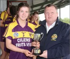  ??  ?? Anna Hennessy receives the cup from Pat Martin (Leinster Chairman).