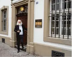  ?? Foto: dpa ?? Michael Theilen, der als Doppelgäng­er von Karl Marx auch offiziell für den Philoso phen wirbt, beim Verlassen des Marx Museums in Trier.