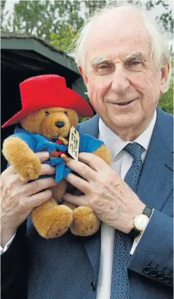  ?? Picture: PHOTOSHOT ?? Children’s author Michael Bond with his creation Paddington