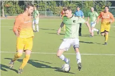  ?? NGZ-FOTO: LOTHAR BERNS ?? Marius Spahn (r.) sicherte den Weißenberg­ern mit seinen zwei Treffern einen Punkt gegen den Aufstiegsk­onkurrente­n SVG Grevenbroi­ch.