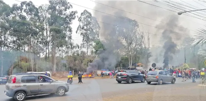  ??  ?? Los invasores cuentan con respaldo político para montar atropellos a propiedade­s urbanas; como parte de una estrategia de imponer temor en el resto de población en Ciudad del Este.