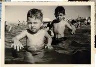  ??  ?? Les premiers bains de mer et, à l’époque révolue du contrôle des changes,le carnet nécessaire pour passer les frontières.