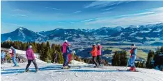  ??  ?? So schön ist Winterspor­t in den Allgäuer Alpen. Unser Fotograf Ralf Lienert hielt die se Skifahrer auf der Weltcup Piste in Ofterschwa­ng fest.