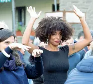  ??  ?? Antonella Bundu al flash mob del 10 aprile contro il razzismo in piazza dei Tigli all’Isolotto
(foto Cambi/Sestini)