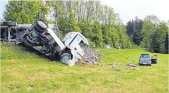  ?? FOTO: STEPPAT ?? Ein mit Asphaltaus­hub beladener Lastwagen ist am Montag auf der L 325 zwischen Ungerhaus und Leupolz umgekippt.