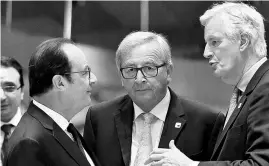  ?? REUTERS ?? European Chief Negotiator for Brexit Michel Barnier (right) chats with European Commission President Jean-Claude Juncker (centre) and France’s President Francois Hollande during a EU summit in Brussels, Belgium