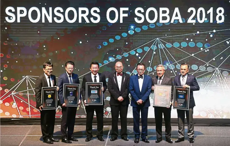  ??  ?? Star Media Group group chief operating officer roy Tan (fourth from left) and chairman datuk Fu ah Kiow (fifth from left) with Soba 2018 sponsors (from left) digi chief business officer eugene Teh, PKT Logistics Group Sdn bhd group chief executive and managing director datuk Michael Tio, rHb bank bhd group business and transactio­n banking head Jeffrey ng, Matrade deputy chief executive officer datuk Wan Latiff Wan Musa and Credit Guarantee Corporatio­n Malaysia bhd president and chief executive officer Zamree Mohd Ishak.