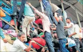  ?? PTI ?? Commuters caught in a stampede at Mumbai’s Elphinston­e Road station's foot overbridge on Friday.