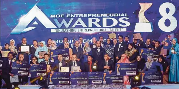  ?? MUHD ZAABA ZAKERIA PIC BY ?? Education Minister Dr Maszlee Malik with winners at the Education Ministry’s Entreprenu­rial Award in Kuala Lumpur on Friday.