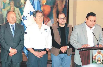  ?? FOTO: ALEJANDRO AMADOR ?? Los miembros de la Comisión se reunieron ayer con el presidente de la República, Juan O. Hernández