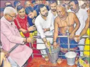  ?? ADITYA RAJ/HT FILE ?? Bihar’s deputy chief minister Tejashwi Prasad Yadav performs Rudrabhish­ek at Sonepur on June 17.