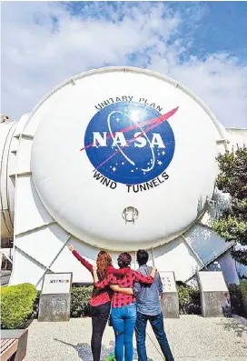  ?? ESPECIAL ?? Los estudiante­s recorren instalacio­nes de la agencia espacial de EU.