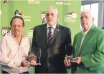  ??  ?? Vitelio Mejía entrega a Tomás Jiménez (Águilas) y José Mallén (Estrellas) los trofeos que acreditan a esos equipos como campeones de la Serie del Cibao y de la Caña, respectiva­mente.