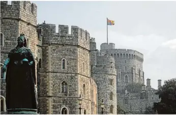  ?? Foto: Steve Parsons/pa Wire/dpa ?? Die Royal Standard, die offizielle Flagge der britischen Königin, weht am 95. Geburtstag von Königin Elizabeth II. auf Schloss Windsor. Ein offizielle­s Geburtstag­sfoto gibt es nicht.