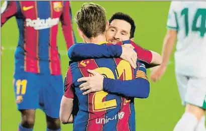  ?? EP ?? Lionel Messi y Frenkie de Jong se abrazan tras el segundo gol barcelonis­ta