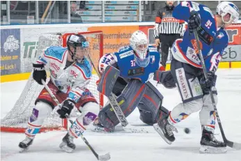  ?? FOTO: PRIVAT ?? Louis Delsor und Goalie David Heckenberg­er mussten hier zwar das 3:3 hinnehmen, aber der EV Ravensburg gewann in Heilbronn noch nach Penaltysch­ießen.