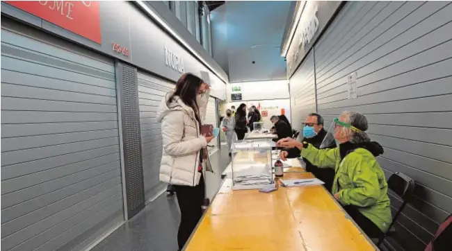  ?? INÉS BACUELLS ?? Una ciudadana deposita su voto en el colegio electoral del mercado de San Antonio, en Barcelona