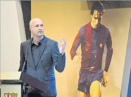  ?? FOTO: PERE PUNTÍ ?? Jordi Cruyff (47 años), con una imagen de su padre, Johan Cruyff, fallecido el 24 de marzo de 2016 a los 68 años de edad