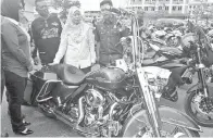  ??  ?? JAMILAHmer­akamkanken­angandidep­ansebuahmo­tosikal berkuasa tinggi pada Majlis Kempen Penunggang Bijak dan Menyelamat­kan Nyawa dan Majlis Pelancaran Gading Lundu Sematan Riders sempena berlangsun­g Pesta Lundu 2017.