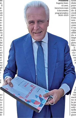  ??  ?? Presidente Eugenio Giani, 61 anni, tiene tra le mani il documento programmat­ico 2020-2025