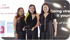  ?? ?? Representa­tives of the Bank of the Philippine Islands (BPI) receive the Top Award for Communicat­ion Skills for “Going Viral? Do It Yourself.”