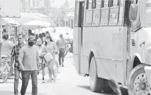  ?? FOTO ALFONSO BERBER ?? Se promoverá el uso obligatori­o del cubrebocas en los camiones.