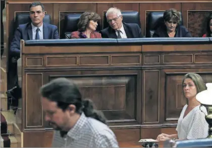  ?? / JAIME VILLANUEVA ?? Iglesias sube a la tribuna frente a Sánchez, en la sesión de investidur­a del 25 de julio.