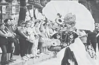  ??  ?? La Catrina fue uno de los personajes más recurrente­s durante la parada artística y cultural, organizada por los gobiernos capitalino y federal ■ Foto Víctor Camacho