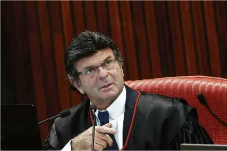  ??  ?? O ministro do STF (Supremo Tribunal Federal) Luiz Fux, que assumiu a presidênci­a do TSE na última terça-feira (6)