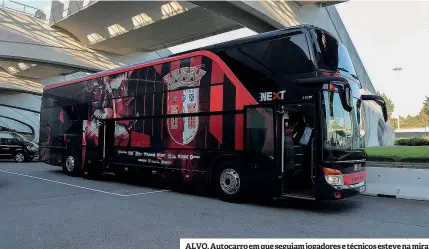  ??  ?? ALVO. Autocarro em que seguiam jogadores e técnicos esteve na mira